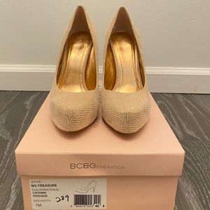 BCBG cashew sandalwood snake platform pumps
